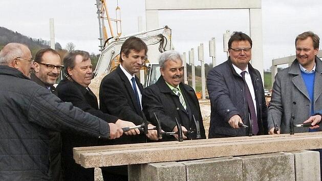Mit dem traditionellen Hammerschlag wurde die Grundsteinlegung beendet. Von links Bernhard Janka (BTB), Alfred Gutekunst (Molento), Klaus-Jürgen Sontowski, Landrat Hermann Ulm, Bürgermeister Gerhard Amon , Matthias Hubert und Architekt Max Küfner.  Foto: Josef Hofbauer