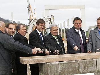 Mit dem traditionellen Hammerschlag wurde die Grundsteinlegung beendet. Von links Bernhard Janka (BTB), Alfred Gutekunst (Molento), Klaus-Jürgen Sontowski, Landrat Hermann Ulm, Bürgermeister Gerhard Amon , Matthias Hubert und Architekt Max Küfner.  Foto: Josef Hofbauer