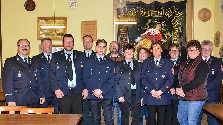 Ehrungen bei der Frauenrother Freiwilligen Feuerwehr (von links): Georg Grom, Hermann Metz, Sebastian Wehner, Mario Metz, Johannes Herold, Timo Kleinhenz, Anni Katzenberger, Gudrun Alles, Gabriele Spieske, Karin Grom, Inge Kleinhenz und Marianne Metz. Foto: Björn Hein