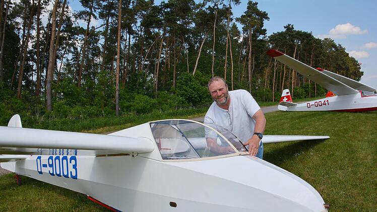 Vorsitzender Hartmut Sammet und sein restauriertes Flugzeug aus dem Jahr 1958. Hanns Friedrich