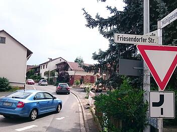 Achtung, Engstelle: Die Einwohner von Zeickhorn müssen in diesen Tagen gute Nerven haben. Weil die Bundesstraße 303 auf Höhe von Ebersdorf total gesperrt ist, weichen viele Autofahrer auf Schleichwege durch das Grüber Gemeindegebiet aus. Foto: Berthold Köhler