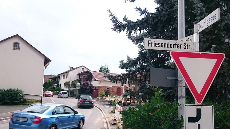 Achtung, Engstelle: Die Einwohner von Zeickhorn müssen in diesen Tagen gute Nerven haben. Weil die Bundesstraße 303 auf Höhe von Ebersdorf total gesperrt ist, weichen viele Autofahrer auf Schleichwege durch das Grüber Gemeindegebiet aus. Foto: Berthold Köhler