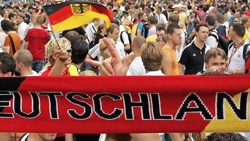 Wenn Deutschland spielt, sind viele Fans auf den Stra&szlig;en und wollen feiern. Foto: Alexander R&uuml;sche/dpa