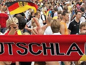 Wenn Deutschland spielt, sind viele Fans auf den Straßen und wollen feiern. Foto: Alexander Rüsche/dpa