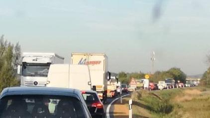 Vor der neuen Ampel an der A3-Auffahrt (im Hintergrund) staut sich aus Richtung Adelsdorf der Verkehr weit zurück.  Foto: privat