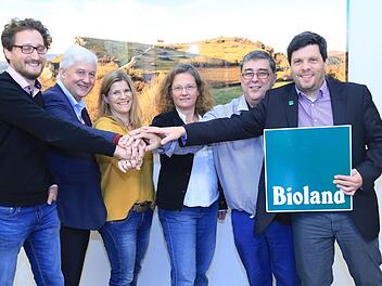 Die Kooperation ist besiegelt (v. l.): Thomas Lang, Josef Wetzstein, Kerstin Debudey, Gunhild Kastner, Fritz Kroder und Oliver Alletsee. Foto: Franz Galster