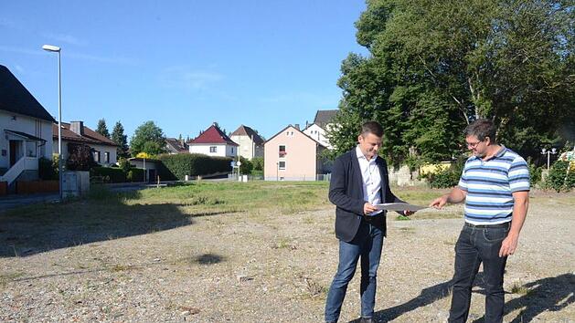Bürgermeister Stefan Heinlein (links) und Bauamtsleiter Andreas Schorn diskutieren über die Neugestaltung des Fraunhofer-Areals in Rothenkirchen. Links ist die Schulstraße zu sehen, die erweitert werden und einen neuen Gehweg erhalten soll.  K.- H. Hofmann