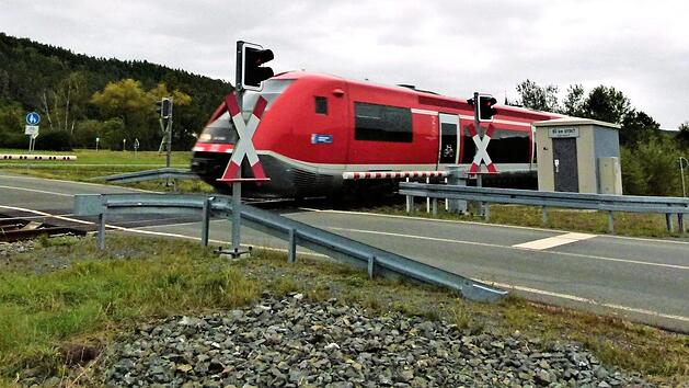 Die Gemeinde Harsdorf darf darauf hoffen, die Erg&auml;nzungszahlung von 100&nbsp;000 Euro f&uuml;r die beiden Bahn&uuml;berg&auml;nge am Erlenweg (unser Bild) und in der Hirtengasse nicht leisten zu m&uuml;ssen. Foto: Werner Rei&szlig;aus