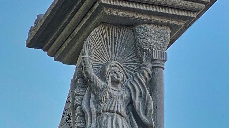 Die Himmelfahrt Mariens, Patrozinium der Stettfelder Pfarrkirche, schmückt die linke Seite des Bildstocks.