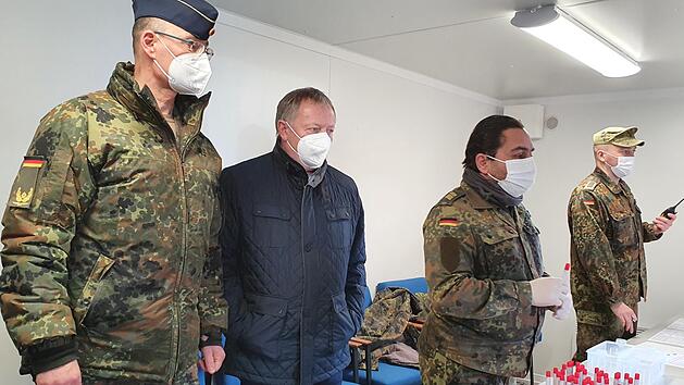 Brigadegeneral Thomas Hambach informierte sich bei Landrat Thomas Bold (von links) über den Ablauf der Corona-Tests auf der Teststrecke in Oerlenbach. Dabei sind die Soldaten (von rechts: Stabsunteroffizier Waldemar Kiel und Oberstabsgefreiter Ömer Ülgen) zur administrativen Unterstützung im Einsatz. Foto: Nathalie Bachmann