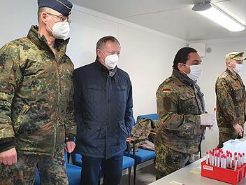 Brigadegeneral Thomas Hambach informierte sich bei Landrat Thomas Bold (von links) &uuml;ber den Ablauf der Corona-Tests auf der Teststrecke in Oerlenbach. Dabei sind die Soldaten (von rechts: Stabsunteroffizier Waldemar Kiel und Oberstabsgefreiter &Ouml;mer &Uuml;lgen) zur administrativen Unterst&uuml;tzung im Einsatz. Foto: Nathalie Bachmann