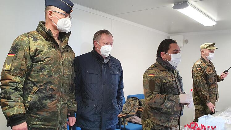 Brigadegeneral Thomas Hambach informierte sich bei Landrat Thomas Bold (von links) über den Ablauf der Corona-Tests auf der Teststrecke in Oerlenbach. Dabei sind die Soldaten (von rechts: Stabsunteroffizier Waldemar Kiel und Oberstabsgefreiter Ömer Ülgen) zur administrativen Unterstützung im Einsatz. Foto: Nathalie Bachmann