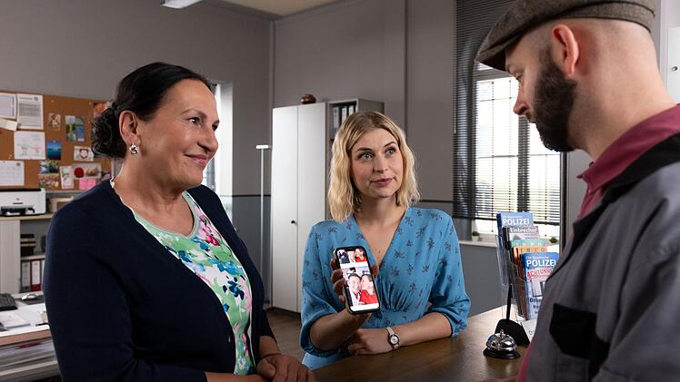 In der neuen 25. Staffel spielt Sarah Thonig (Mitte) neben Ursula Maria Burkhart alias Marianne Grasegger noch die Empfangsdame Christin Lange. Ab der kommenden Staffel wird sie zur Sekretärin befördert und beerbt damit Marisa Burger, die bei den "Rosenheim-Cops" aussteigt.