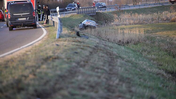 Fahrer verliert Kontrolle: Mazda kommt von Fahrbahn ab und landet im Bach