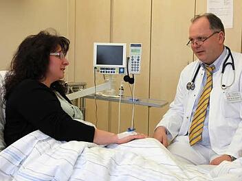 Prof. Dr. Rainer Voisard vom St. Elisabeth Krankenhaus in Bad Kissingen im Gespräch mit einer Patientin. Foto: St. Elisabeth Krankenhaus