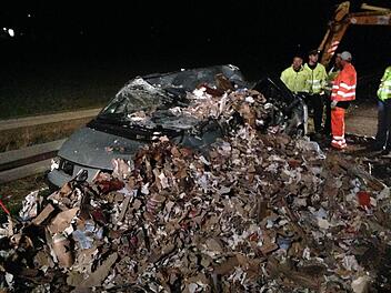Ein stundenlanger Einsatz: 120 Kubikmeter Papier galt es, aus dem Lkw in die Container zu verladen. Fotos: Bauereiß