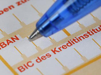 Sepa startet: Kontonummer und Bankleitzahl weichen zum 1. Februar IBAN und BIC. Foto: Uwe Anspach/dpa