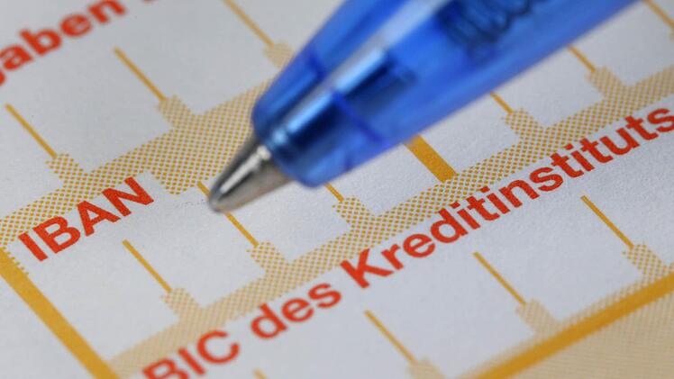 Sepa startet: Kontonummer und Bankleitzahl weichen zum 1. Februar IBAN und BIC. Foto: Uwe Anspach/dpa