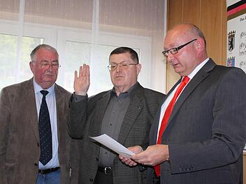 Sie setzen auf eine gute Zusammenarbeit (von links): Zweiter Bürgermeister Falk Wick, Dietmar Schmidt und Bürgermeister Peter Ebertsch bei der Vereidigung. Foto: Veronika Schadeck