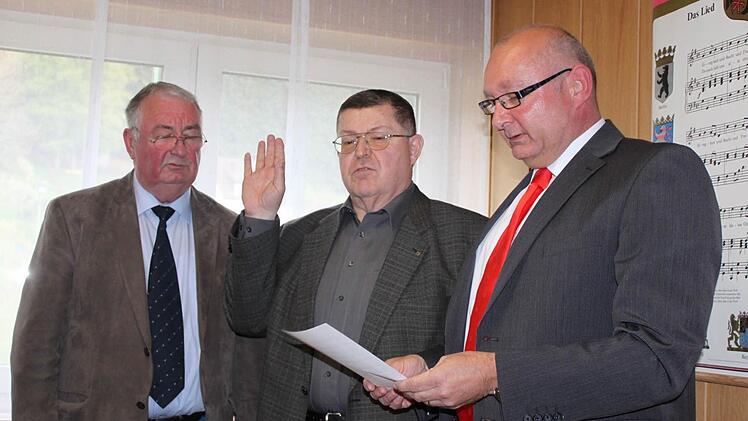 Sie setzen auf eine gute Zusammenarbeit (von links): Zweiter Bürgermeister Falk Wick, Dietmar Schmidt und Bürgermeister Peter Ebertsch bei der Vereidigung. Foto: Veronika Schadeck