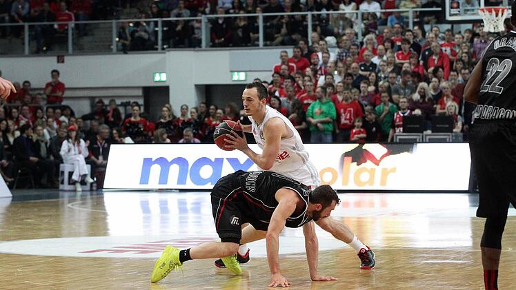 Bei den Spielen der Brose-Baskets Bamberg lverwandelt sich die LED-Wand in eine Bande über die dann Werbung läuft.  Foto: sportpress