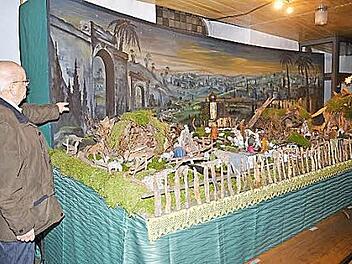 Peter Grebner steht vor der von ihm vor 50 Jahren erbauten Krippe. Vor 30 Jahren malte er in einem überdimensionalen Gemälde den Hintergrund des Stadtpanoramas von Bethlehem.  Foto: K.- H. Hofmann