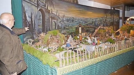 Peter Grebner steht vor der von ihm vor 50 Jahren erbauten Krippe. Vor 30 Jahren malte er in einem überdimensionalen Gemälde den Hintergrund des Stadtpanoramas von Bethlehem.  Foto: K.- H. Hofmann