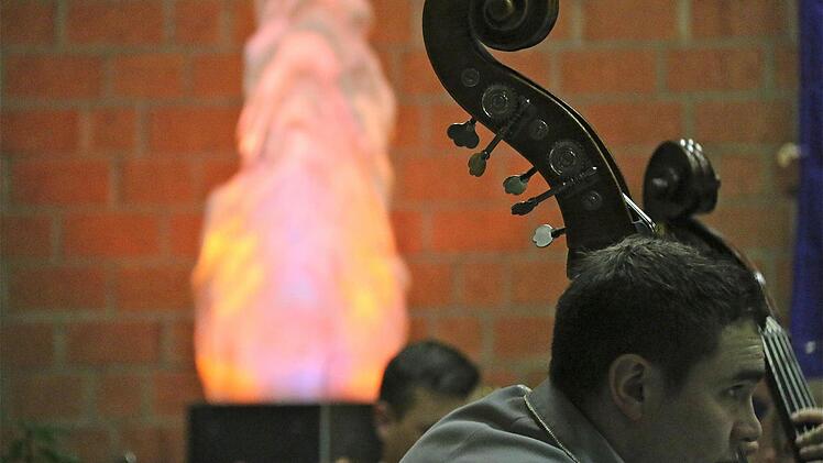 Benefizkonzert in der Erthalhalle: Beim sinfonischen Stadtbrand von Bern ließen die Musiker künstliches Feuer lodern. Foto: Gerd Schaar