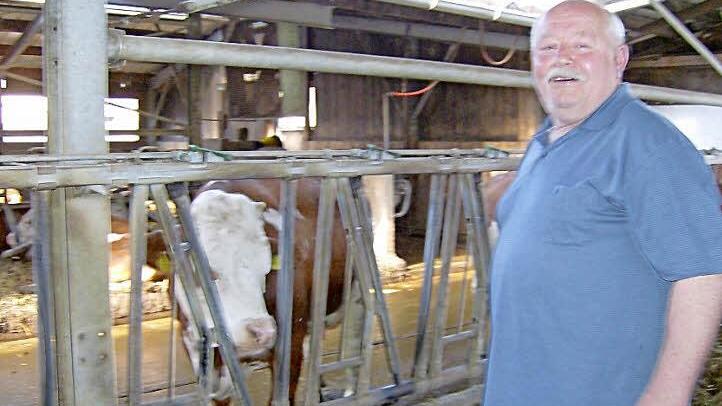 Seniorchef Hermann Tauber liegt das Wohlergehen seiner Kühe am Herzen.  Fotos: Petra Malbrich