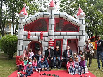 Die neue Hüpfburg wird bei den Kindern mit Sicherheit für Kurzweil sorgen. Im Bild sind einige Kinder der Katholischen Integrativen Tagesstätte, Kreisjugendpfleger Bernd Pflaum, Landrat Oswald Marr, KJR-Vorsitzender des Kreisjugendrings Andy Fischer, Vorstandsvorsitzender Klaus Scherr und Matthias Barnickel (Zweiter von rechts).  Foto: Veronika Schadeck