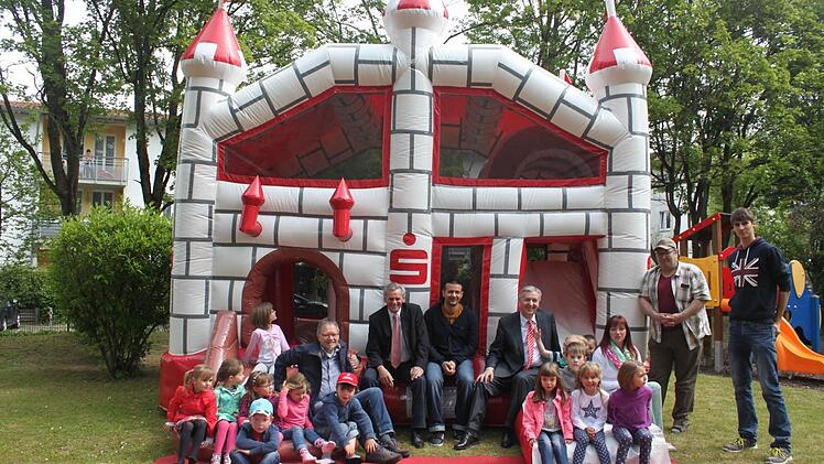 Die neue Hüpfburg wird bei den Kindern mit Sicherheit für Kurzweil sorgen. Im Bild sind einige Kinder der Katholischen Integrativen Tagesstätte, Kreisjugendpfleger Bernd Pflaum, Landrat Oswald Marr, KJR-Vorsitzender des Kreisjugendrings Andy Fischer, Vorstandsvorsitzender Klaus Scherr und Matthias Barnickel (Zweiter von rechts).  Foto: Veronika Schadeck