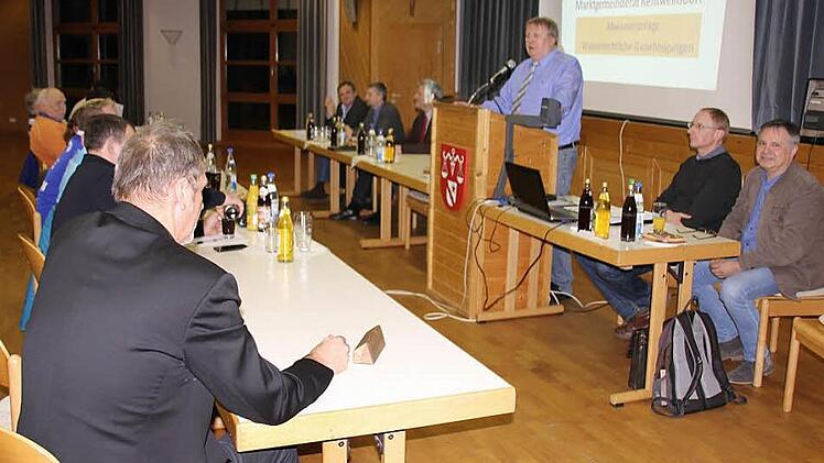Fachleute unter sich: Walter Brandner, Martin Lang, die Bürgermeister Willi Sendelbeck (stehend), Jürgen Hennemann und Ralf Nowak sowie Ernst Haßler (im Bild von rechts) fungierten als Referenten. Fotos Ralf Kestel