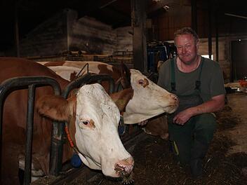 Hier weiß man, wo die Milch herkommt: Markus Galster beliefert nicht nur die Bayerische Milchindustrie sondern ist mit seiner Milchtankstelle in Gosberg auch Direktvermarkter. Foto: Andreas Oswald