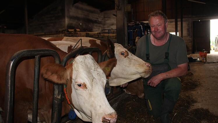 Hier weiß man, wo die Milch herkommt: Markus Galster beliefert nicht nur die Bayerische Milchindustrie sondern ist mit seiner Milchtankstelle in Gosberg auch Direktvermarkter. Foto: Andreas Oswald