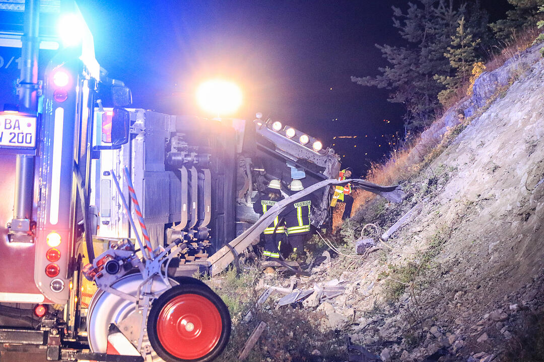 Gegen Felswand gekracht und aus Fahrzeug geschleudert