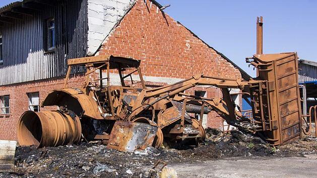 Ein Traktor brannte bei Selb (Landkreis Wunsiedel) komplett aus, nachdem während der Fahrt Flammen aus der Motorhaube schlugen. Symbolbild: pixabay.com/Pauline_17