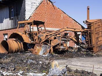 Ein Traktor brannte bei Selb (Landkreis Wunsiedel) komplett aus, nachdem während der Fahrt Flammen aus der Motorhaube schlugen. Symbolbild: pixabay.com/Pauline_17