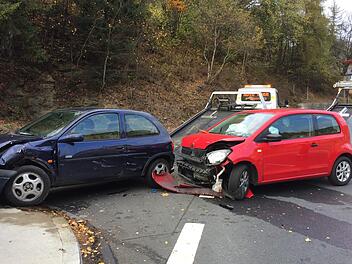 Der Fahrer des roten Skoda hat am Freitagnachmittag den entgegenkommenden Opel Corsa übersehen und ist mit diesem frontal kollidiert.Foto: Andreas Schmitt
