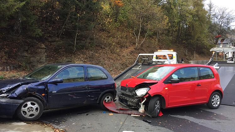 Der Fahrer des roten Skoda hat am Freitagnachmittag den entgegenkommenden Opel Corsa übersehen und ist mit diesem frontal kollidiert.Foto: Andreas Schmitt