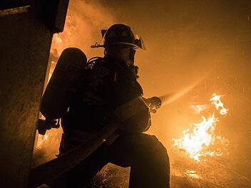 Bei einem Brand in Wald-Michelbach ist ein enormer Schaden entstanden. Die Bewohnerin eines Hauses wurde verletzt - vier ihrer Hunde starben in den Flammen. Symbolfoto: pixabay.com/skeeze