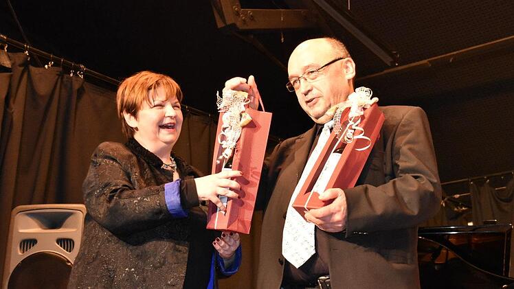 CVG-Schulleiterin Ulrike Endres bedankte sich bei den Dirigenten - hier Edgar Stübinger.Uschi Prawitz