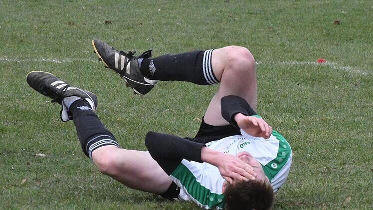 Schmerz lass nach: Ein Untererthaler Patient im Spiel bei der SG Hassenbach.Hopf