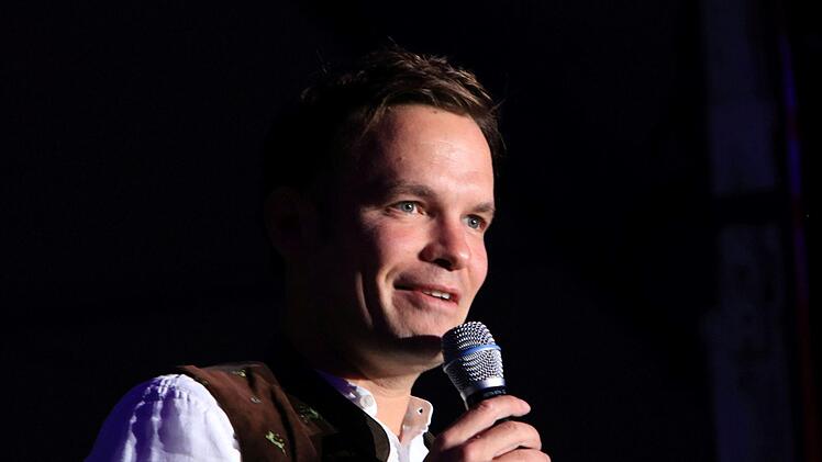 Christian Limpert von der Original Prinz Albert Blasmusiek (OPA) begrüßte die Besucher der Spider Murphy Party in Coburg.Foto: Jochen Berger