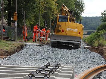 Das Gleisbett am Übergang Manndorf wird zurzeit erneuert, die alten Stahlschwellen und -schienen werden ersetzt. Foto: Eckehard Kiesewetter