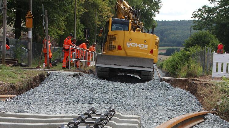 Das Gleisbett am Übergang Manndorf wird zurzeit erneuert, die alten Stahlschwellen und -schienen werden ersetzt. Foto: Eckehard Kiesewetter