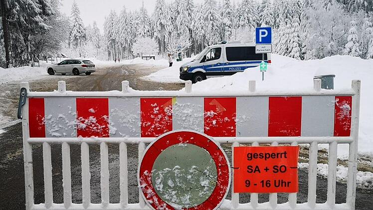 Der Parkplatz am Loipenpark Rotes Moor ist an diesem Wochenende  gesperrt. Die Polizei kontrolliert und klärt auf. Foto: Marion Eckert