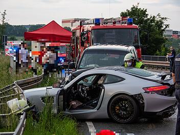 Sportwagen kollidieren bei &Uuml;berholman&ouml;ver mit Gel&auml;ndewagen