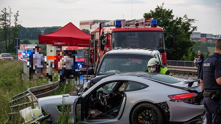 Sportwagen kollidieren bei Überholmanöver mit Geländewagen