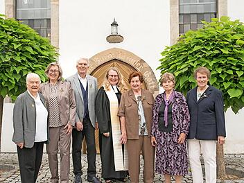 Die Jubilare, die in Buch am Forst eiserne -, Gnaden- beziehungsweise Kronjuwelen-Konfirmation feierten, mit Pfarrerin Beate Stark.
