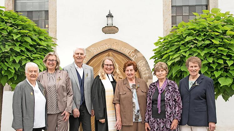Die Jubilare, die in Buch am Forst eiserne -, Gnaden- beziehungsweise Kronjuwelen-Konfirmation feierten, mit Pfarrerin Beate Stark.
